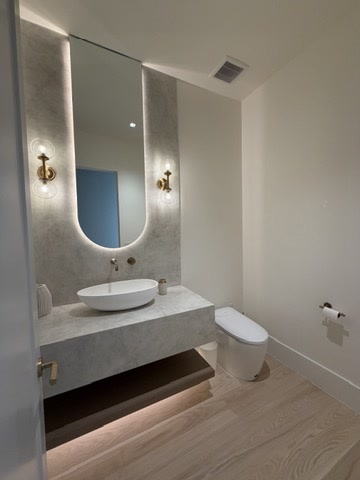 Powder bath with arched mirror