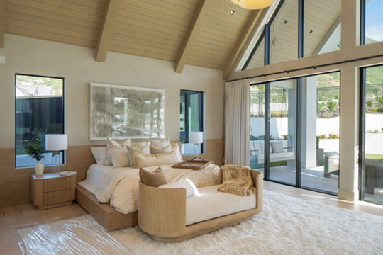 Primary suite with vaulted ceiling
